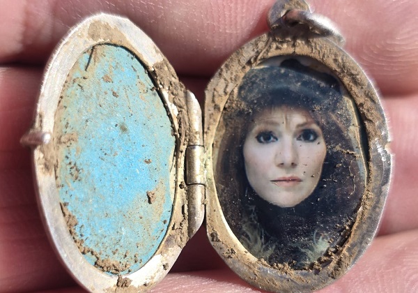 The buried locket with a photo of Carla Bamonte