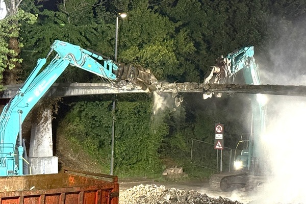 Rachael and Amy Cann captured the moment the bridge was brought down